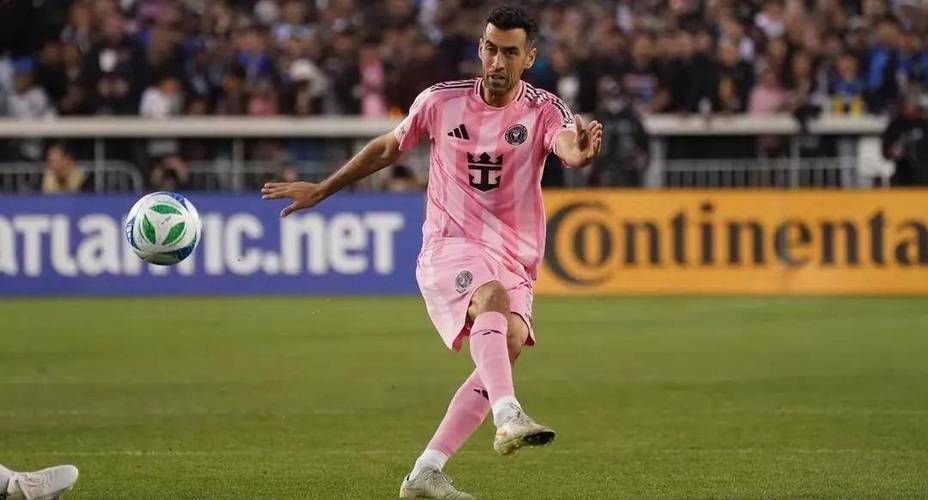 抽象后防！迈阿密3后卫争顶将自家门将推进门，对手无人盯防破门