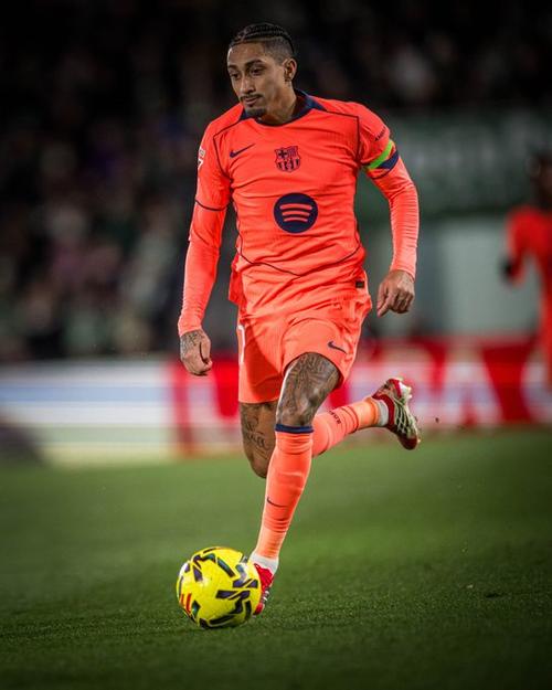 拉菲尼亚本场数据：2射2传+6关键传球1过人成功，评分10.0