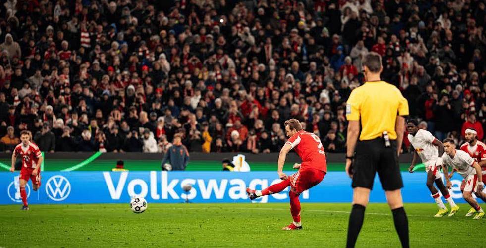 凯恩点球被扑！主裁判定门将提前移动重罚，凯恩重罚点射命中