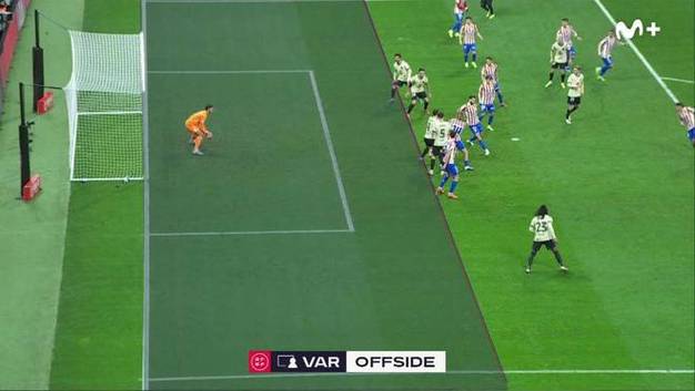 弗林蓬传中造加拉塔萨雷自摆乌龙，但越位在先进球无效