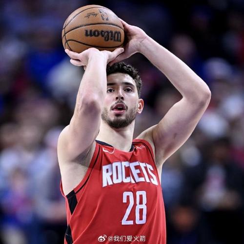 伊森防守漏人&推一把申京补防但77仍命中申京撇嘴乌度卡摊手无奈