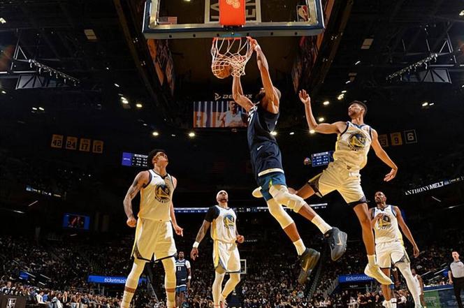 内线随便扣！戈贝尔半场6中6砍12分11板两双5个前场板&各种暴扣