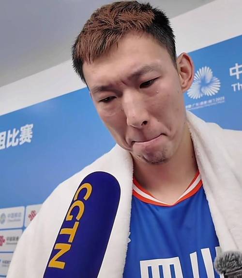 五佳球没了！赵睿突破脑后抛传助飞周琦空接可惜被犯规罚球