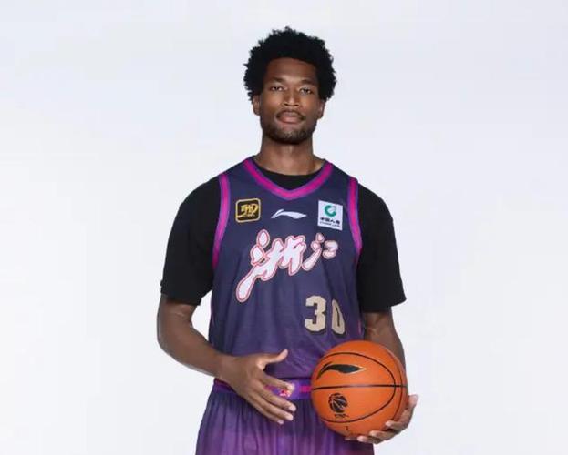 给力双外援！约翰逊9中7砍18分10板5助3帽琼斯9中6砍16分