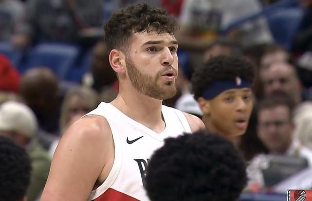 7岁患斑秃！NCAA励志哥“小白”12中100罚球替补轰下26分！