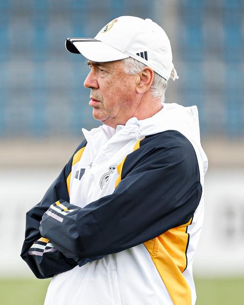 科贝记者：迷你罗并未在皇马青年试训，只为远离中东保持训练状态