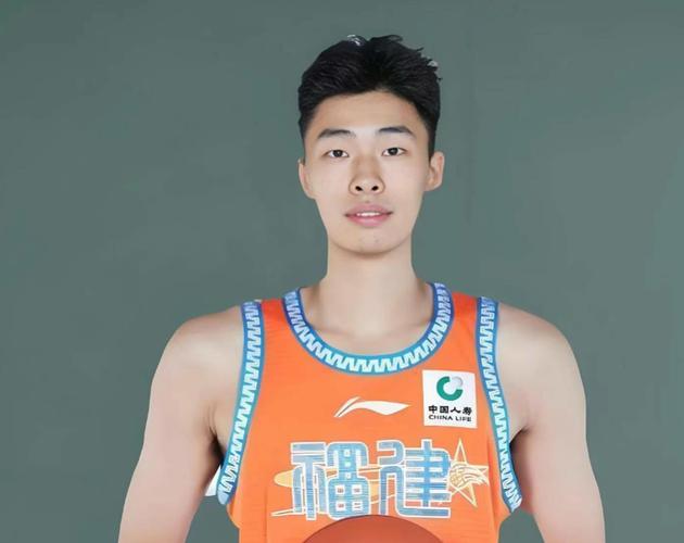 毫无状态！邹阳半场4中0未得分仅拿到3板1助1帽