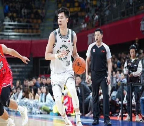 直播吧：郭昊文崴脚后穿上保护靴好在骨头无碍