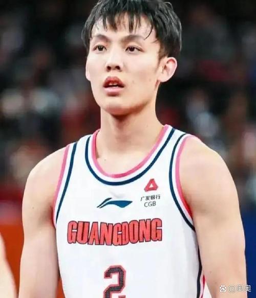 记者：广东四川这半场球说得我挺震撼的胡明轩三不沾徐杰投侧板