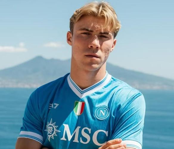 打出身价！23岁霍伊伦一年身价涨1500万，那不勒斯买断总价5000万