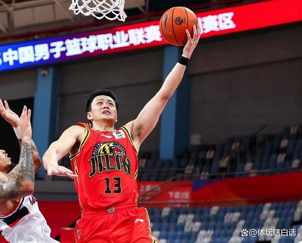 得不偿失！姜伟泽干扰威尔斯快攻被吹犯规回放后升级违体犯规