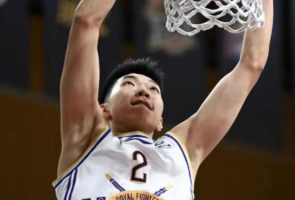 无敌！卡特莱特手术刀直塞赵柏清上篮&晃开廖三宁压哨造三分犯规