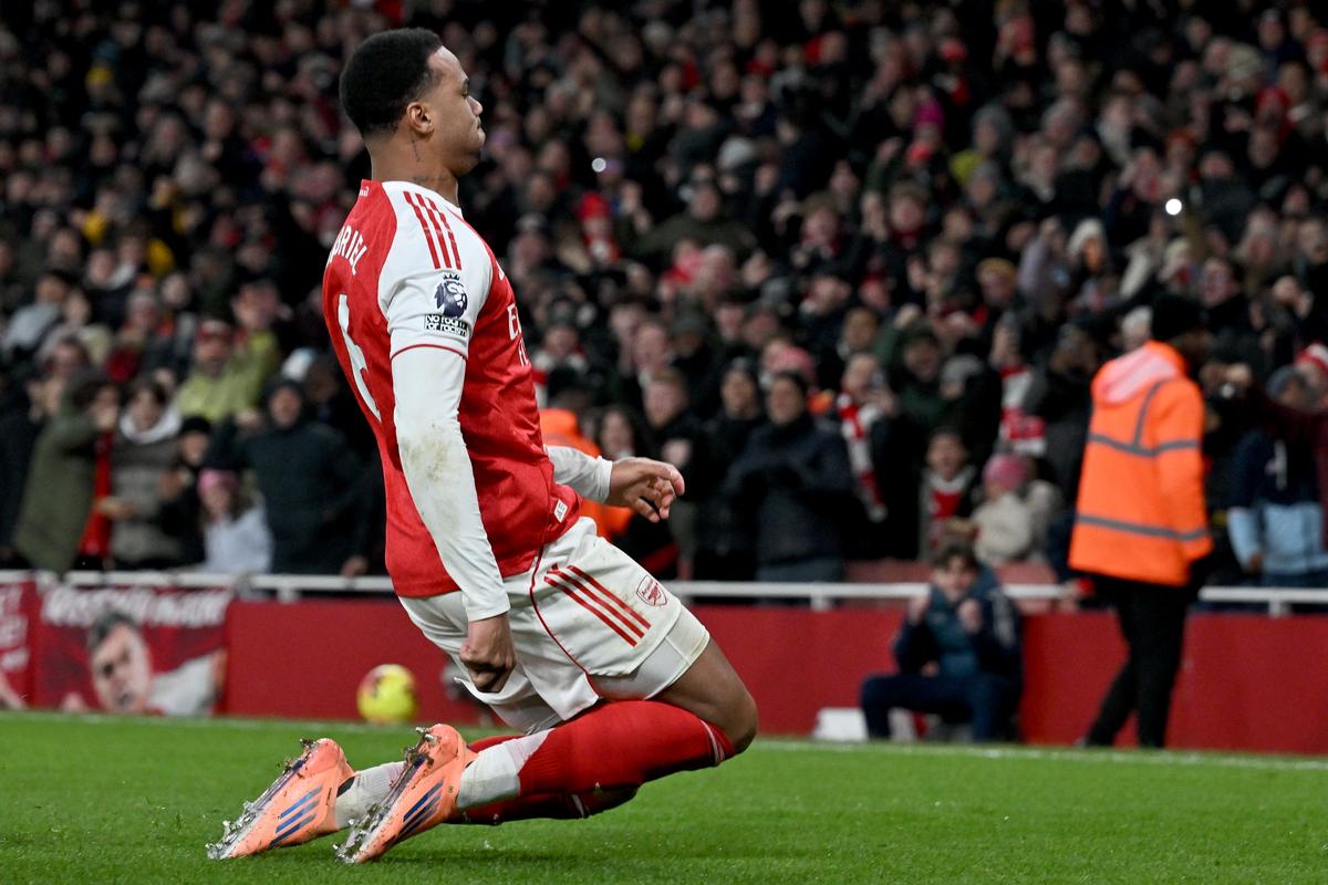 阿森纳若如愿捧起联赛杯冠军本期待香槟酒灌满奖杯_英超直播