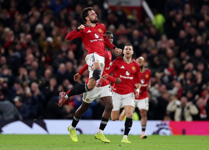 记者：马奎尔留队已达原则性协议，同时曼联会寻找新的年轻中卫