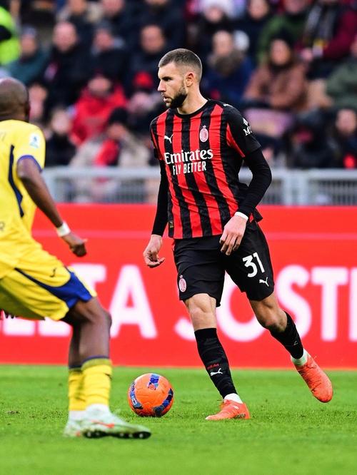 隆戈：切尔西有意AC米兰后卫帕夫洛维奇，米兰正推动与他续约