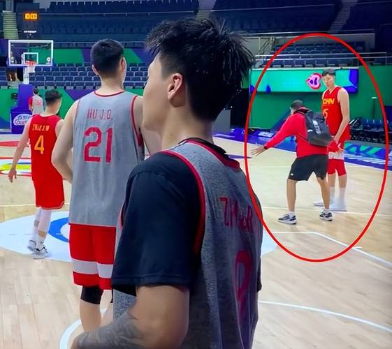 继续改进罚球！外教帮周琦在手型、压腕、出手等方面进行指导