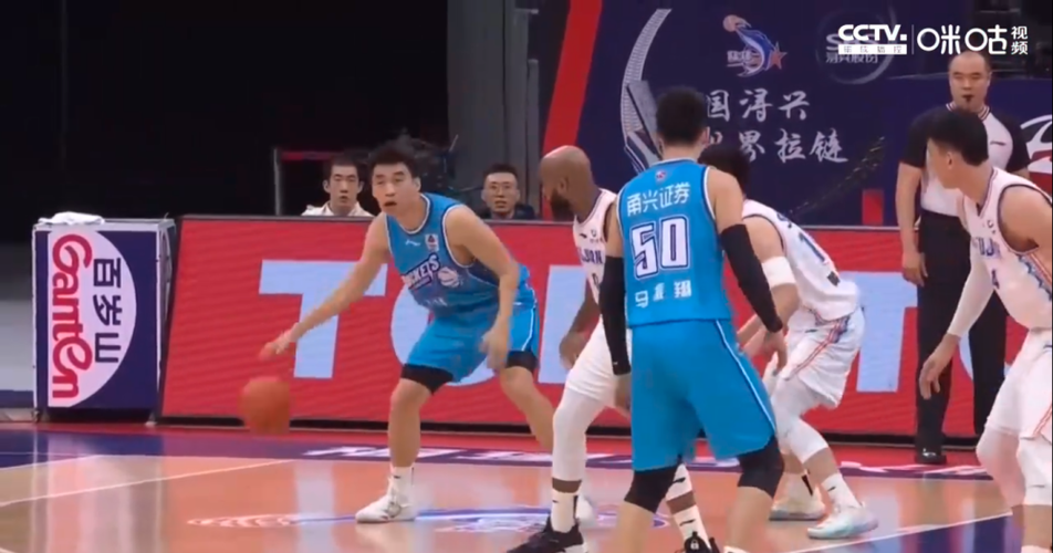 很难评啊！黎伊扬10中1仅拿3分并有6失误但贡献8板9助4断