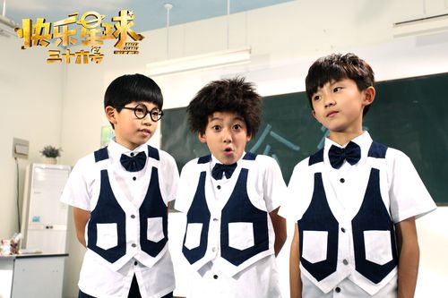 什么怪物！文班一个跳步飞起来左手超级高度隔扣相当炸裂！