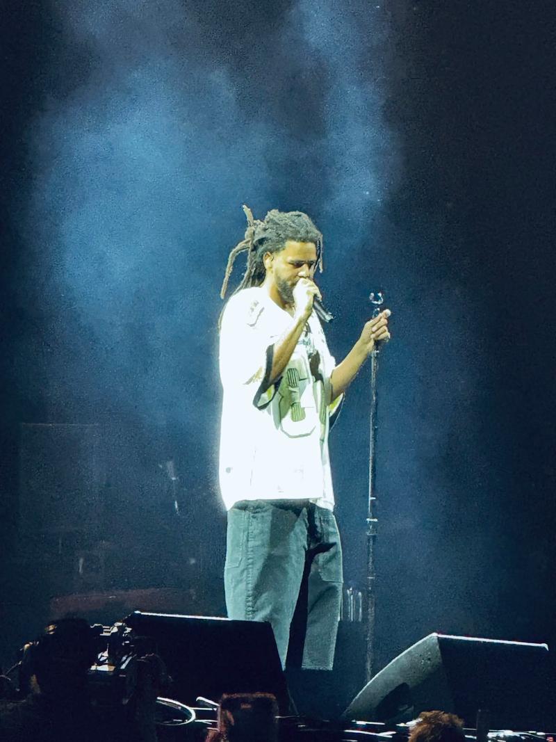 这弹跳什么水平在2012年NBA名人赛中J.Cole完成双手空接扣篮