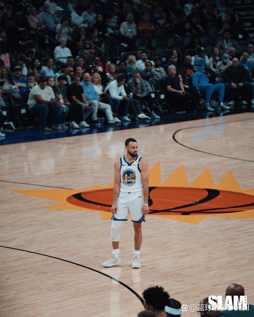 去年的今天：37岁库里三分20中12爆砍52分个人赛季第二次50+