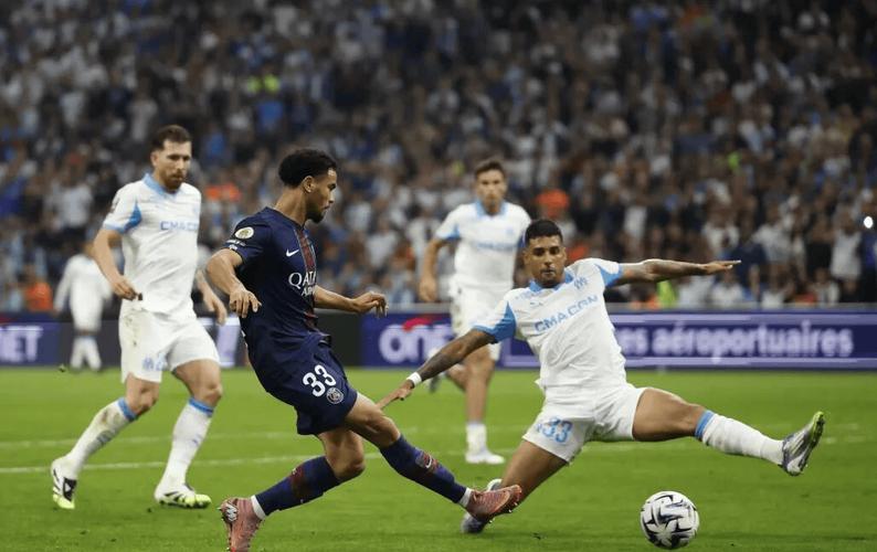 官方：巴黎vs图卢兹的比赛，法甲主裁将首次佩戴麦克风